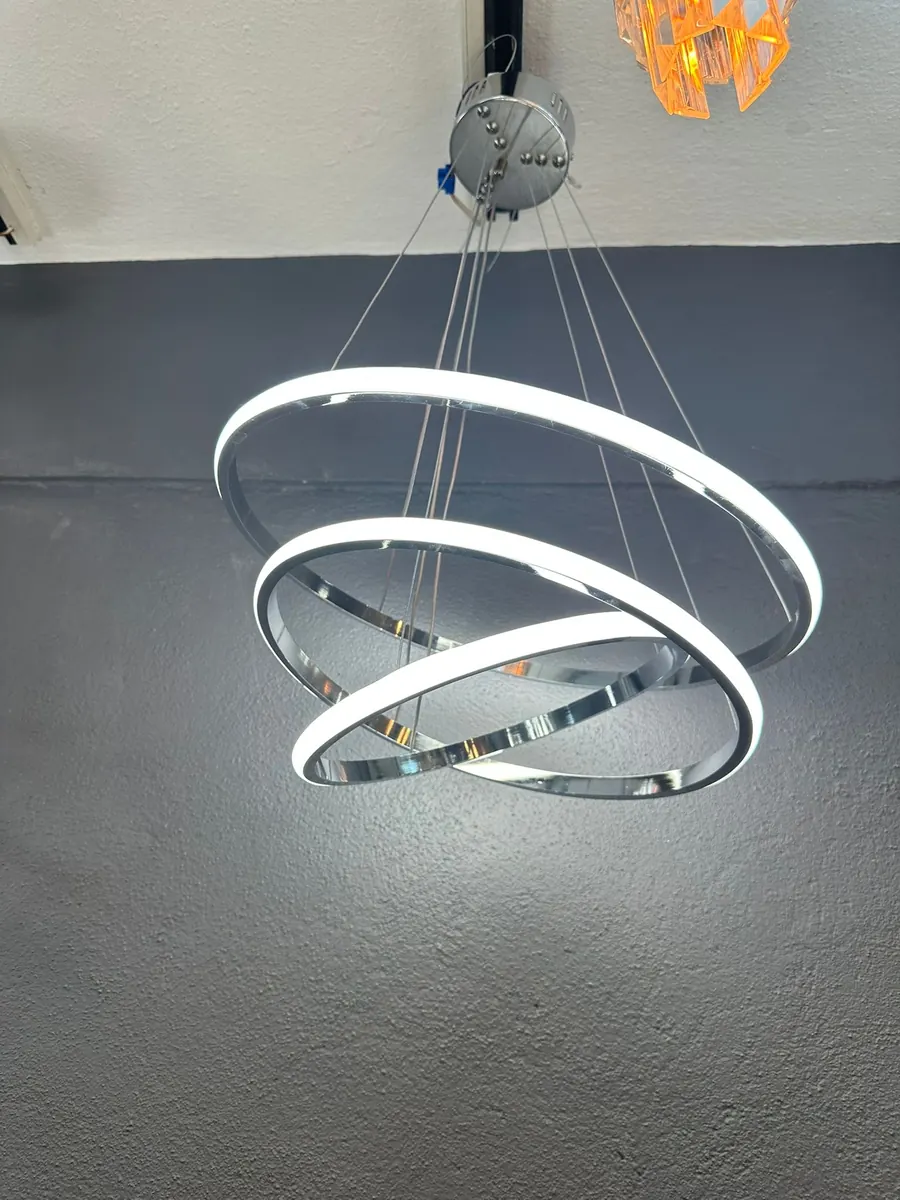 Lussolight showroomunda krom halkalı modern LED avize
