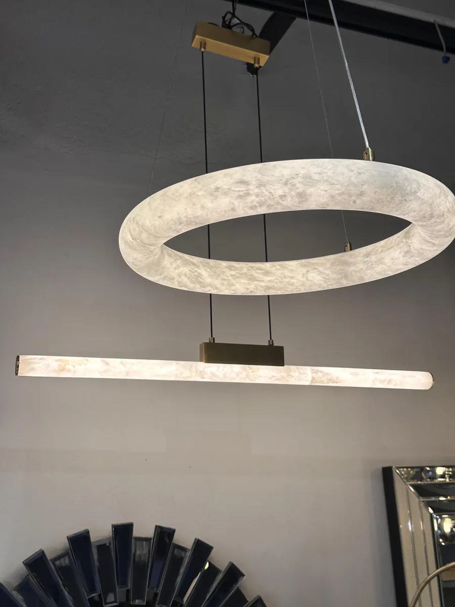 Lussolight showroomunda altın halka ve kristal detaylı özel tasarım avize